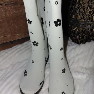 White rainboots